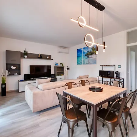 Golden House - Apartment *