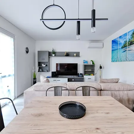 Golden House - Apartment *